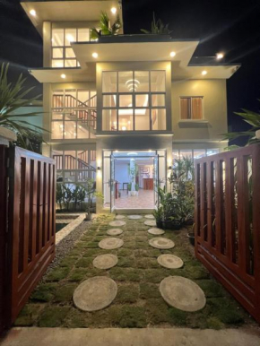 RICH-VANIA SUITES